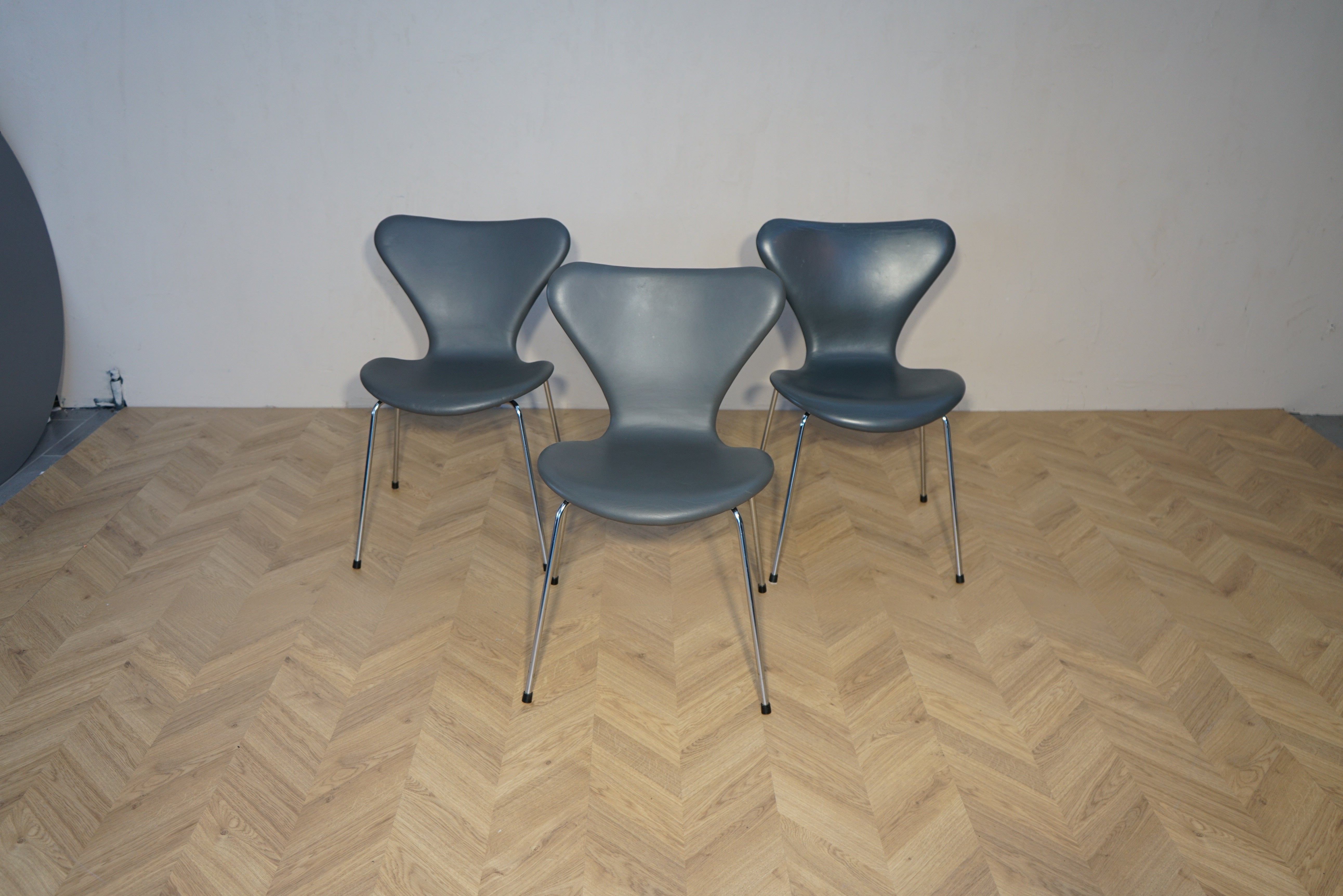 Fritz Hansen Serie 7 stol i mørkegrå læder med krom stel set forfra